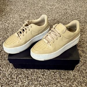 Women’s 7.5 Beige Nike Airforce